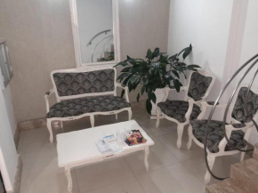 Apartamento grande 2 quartos com ar, 115 metros da praia no centro, roupa de cama e banho garagem